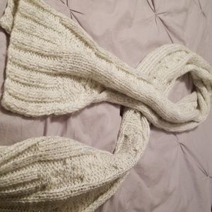 White knitted scarf with silver sparkle